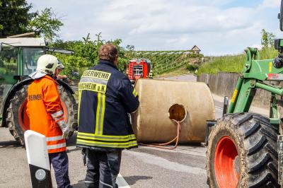 Kirchheim a.N.: Traktor-Anhaenger mit Spritzmittel fuer den Weinanbau kippt um - Feuerwehr rueckt mit Grossaufgebot an
